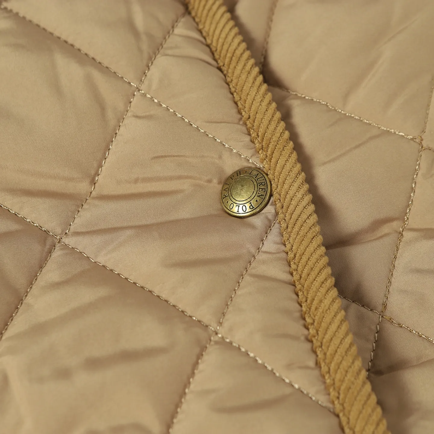 P530 High-quality women's style] RL Ralph Lauren's new diamond-shaped cotton jacket. The face is filled with imitation feather cotton. Three-in-one diamond-shaped quilted embroidery. Soft and comfortable. Warm and comfortable. Corduroy strips run through the whole body. No knots and no overlap. Artificial curling. Fine workmanship. Does not look bloated. The upper body is light and not bloated. Soft and comfortable. Highly recommended. Size: S M L